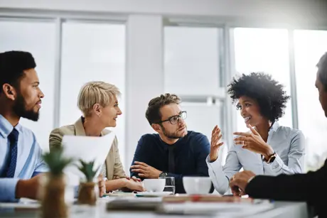 Responsables de RRHH tomando decisiones en tiempo real