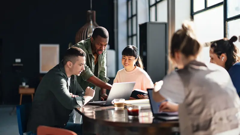 Innovation in bots, AI and data analysis to improve employee experience and cost control